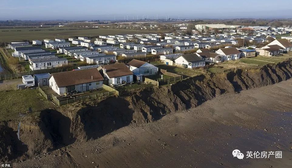 原本是面朝大海最美的崖边别墅,现在却要被大海吞没...英国这岛是越来越小了...