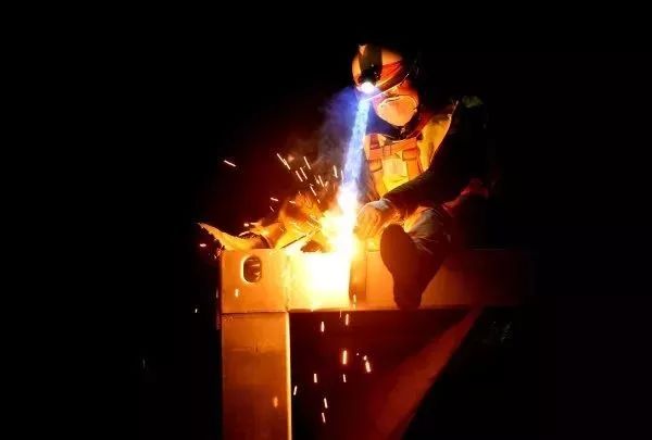 抗疫一线年轻人做出的努力,年轻人坚守抗疫一线