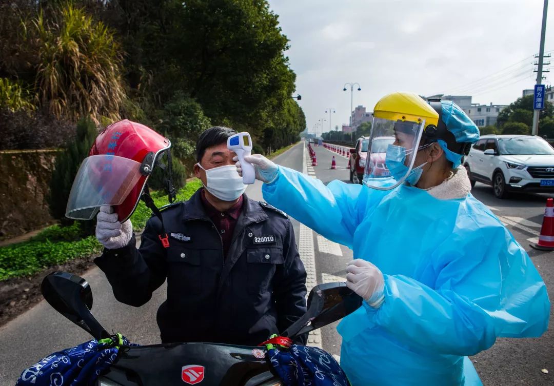 抗击疫情记者对警察的采访,媒体直击海曙青林湾西区防疫现场