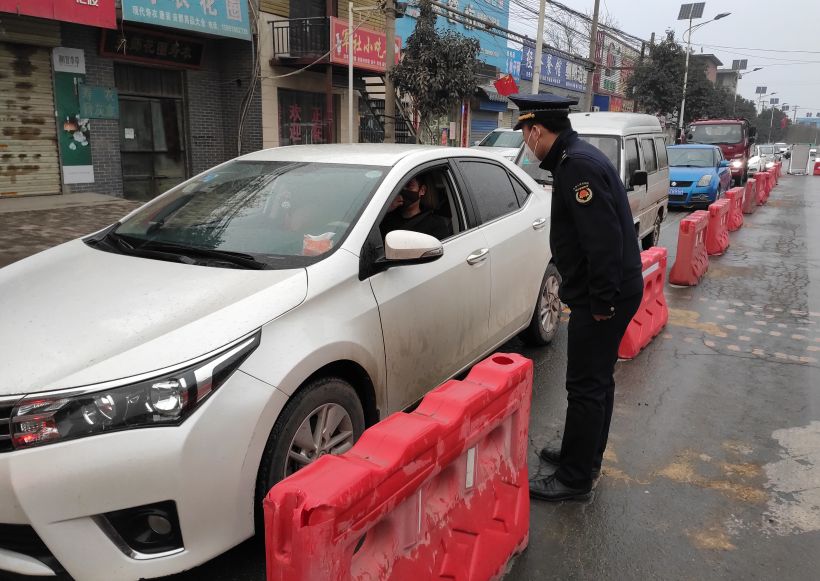 战疫一线党旗飘勇担使命践初心,让党旗在防控战役第一线高高飘扬