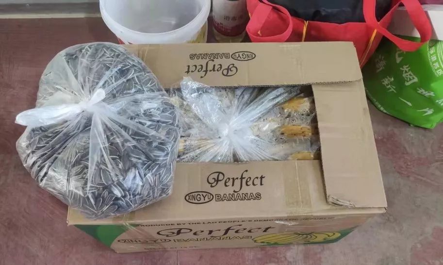 战疫一线党旗飘勇担使命践初心,让党旗在防控战役第一线高高飘扬