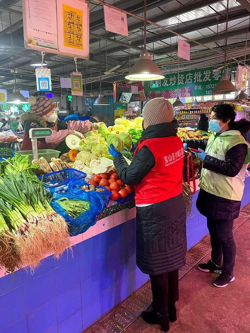 代购蔬菜、送药上门……吴淞这群居委干部开启新“副业”