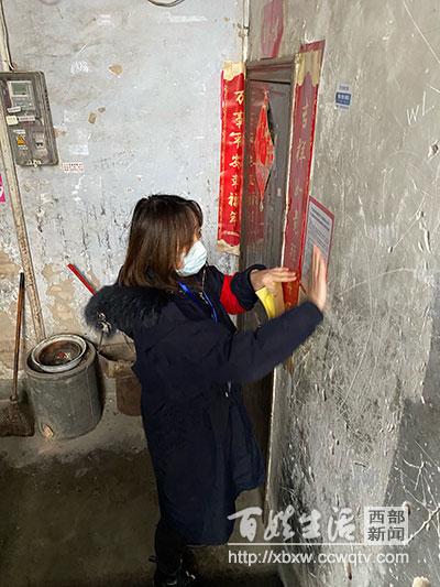 党徽闪耀在一线,党徽闪耀在胸前的视频