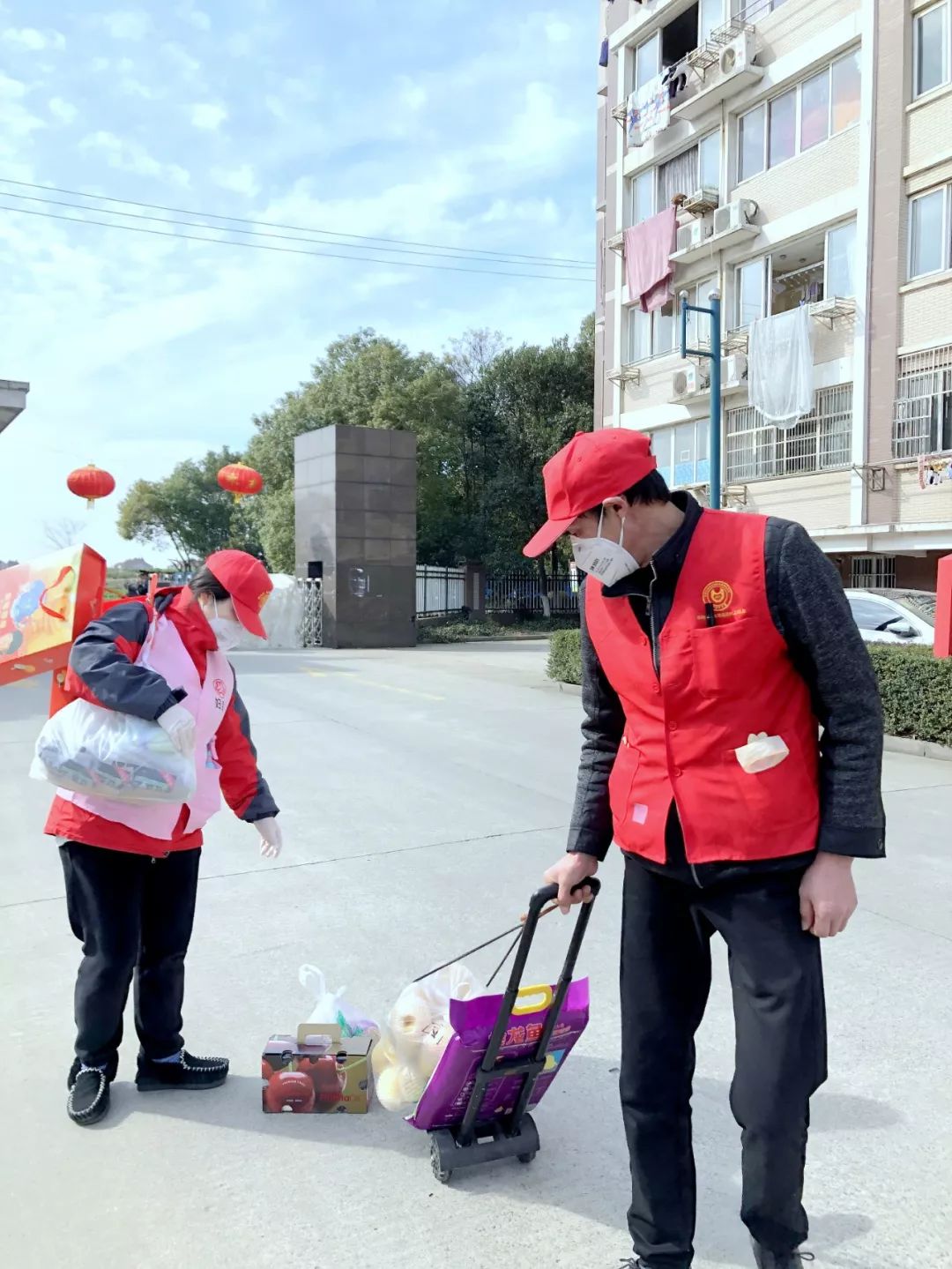 申港街道横塘村返澄人员排查服务隔“疫”不隔心