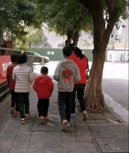 这位少年审判法官在防疫执勤中犯了“职业病”丨法院战“疫”速览