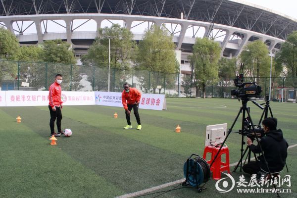 防疫锻炼两不误娄底市足协足球+英语公益课堂火爆网络