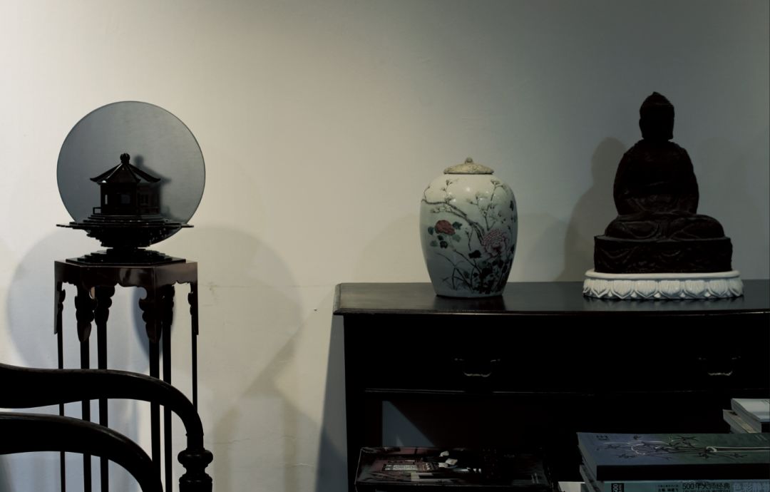 用超级平面的家具“雕塑”空间，这很国潮丨藏拍艺术生活