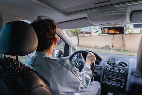 用家里的老途安来练技术,1米9小伙表示坐进去空间还很富裕!就是车机配置有点跟不上?