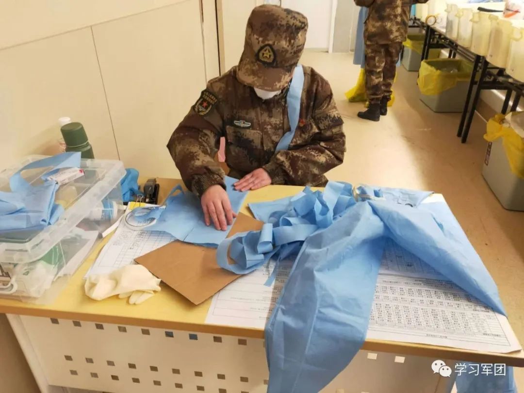 抗疫一线的白衣感动瞬间,武汉疫情防护服上写精忠报国