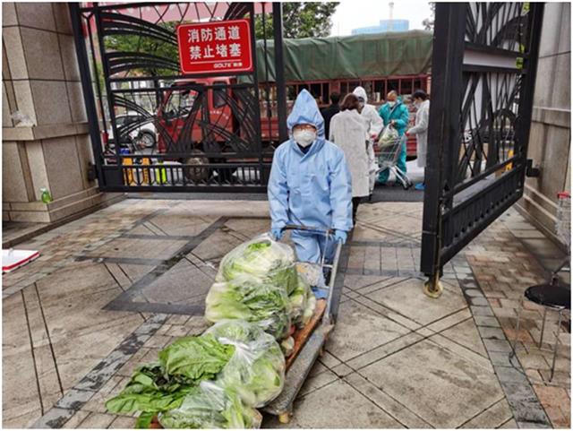 在职党员参与社区封控区送物资,60名党员参与小区封控保供