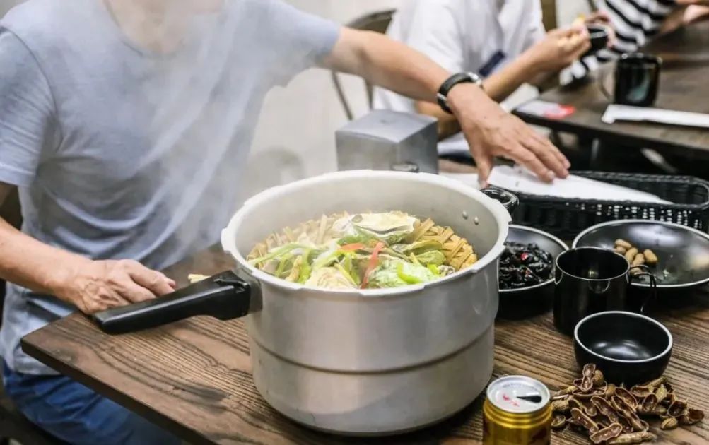 豪车毒老纪蚝宅创始人——疫情之下的*局破**者