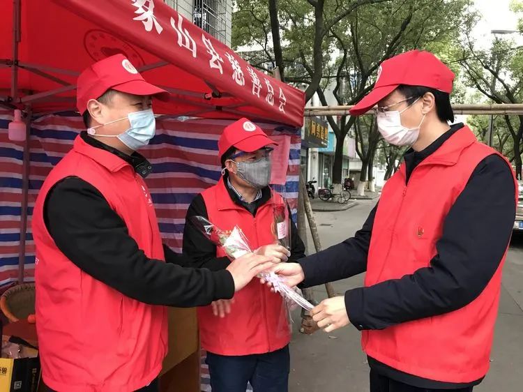 象山：千朵玫瑰送雷锋，致敬最美抗疫人！