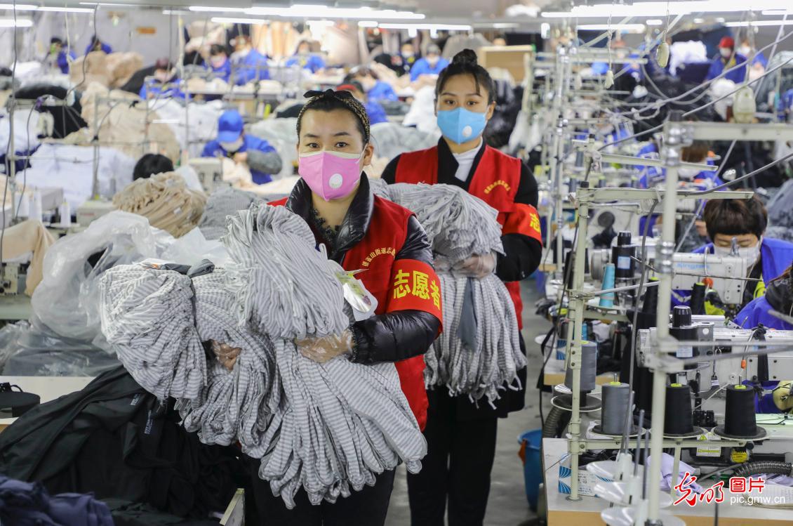 雷锋精神在疫情防控中闪烁,弘扬雷锋精神疫情防控主题党日