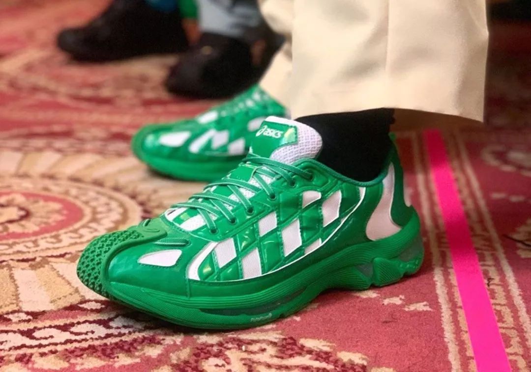 发现时髦的女人都在穿这3双鞋,穿了两只不同鞋子发朋友圈