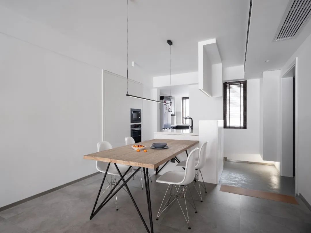 入门玄关连着小房间不浪费空间,现代化两边不靠墙入户玄关实用