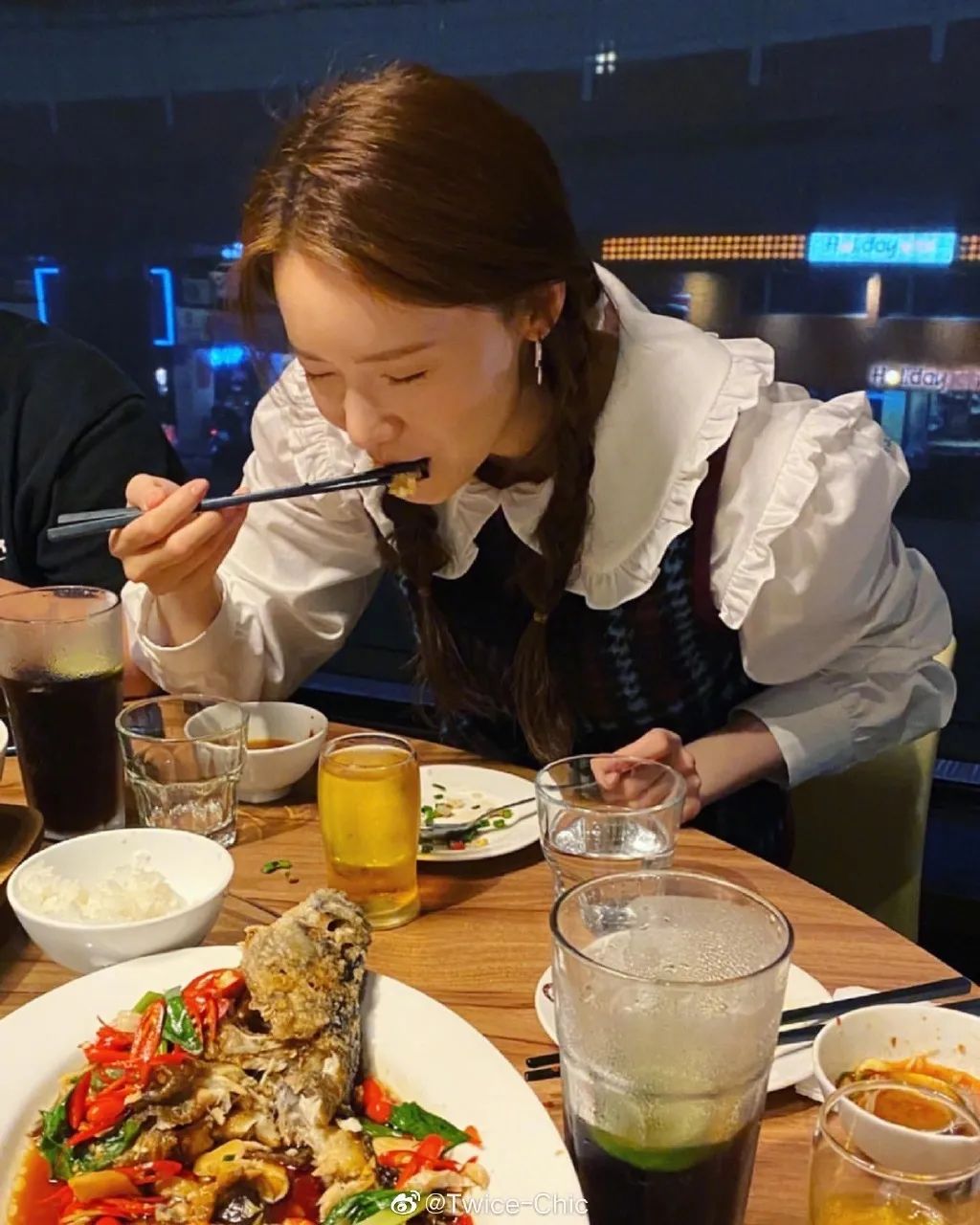 今年的自信就指着领子了