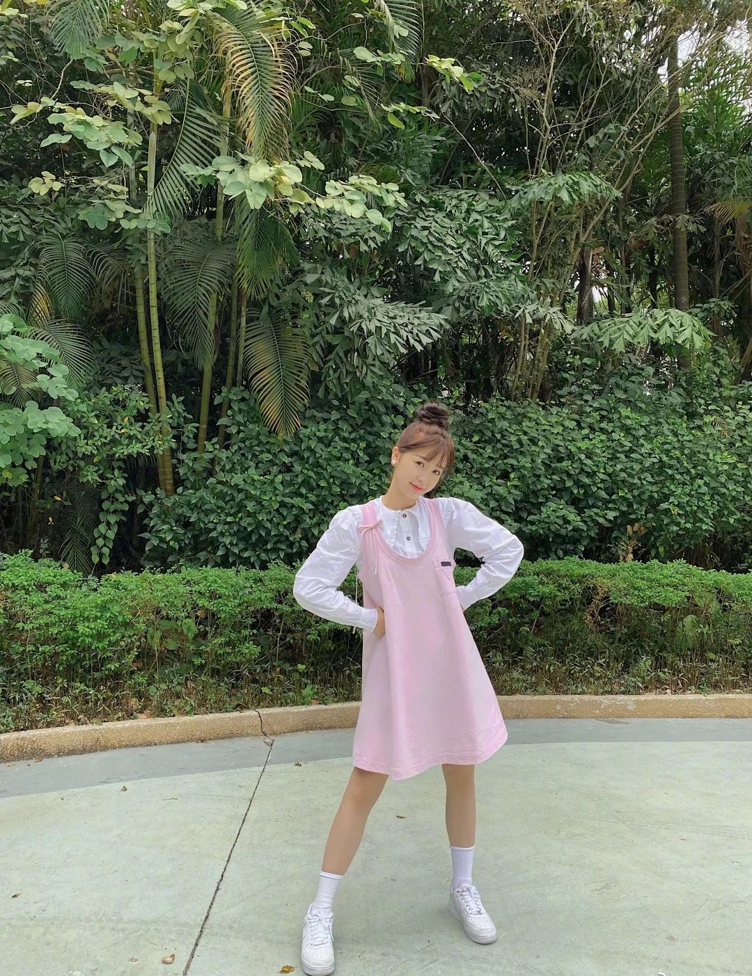 今年的自信就指着领子了