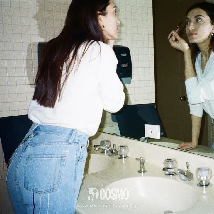 别被法国女人骗了，其实她们只穿最硬的牛仔裤