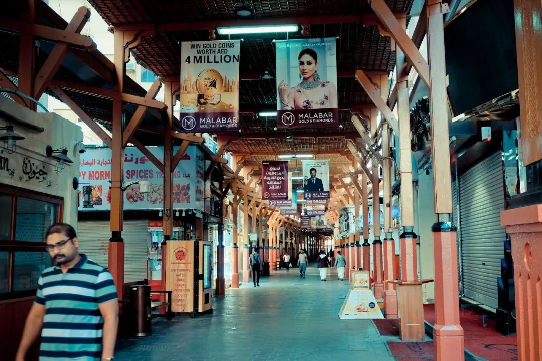 富到流油的阿联酋，穷人比黄金还多