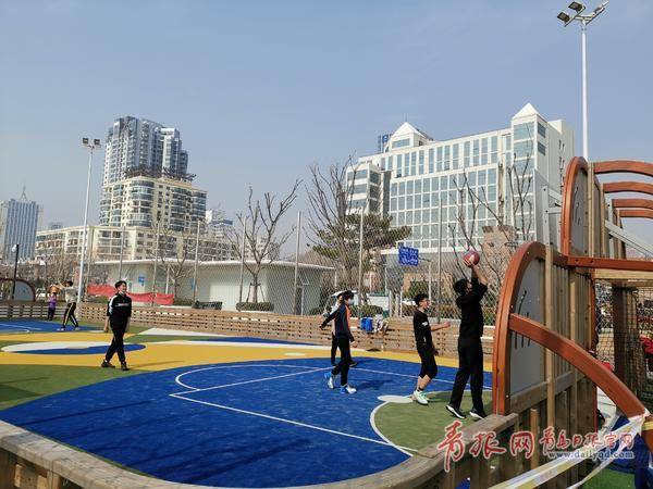 迎着阳光开启新一天的美好生活,青岛市民健身中心开放时间