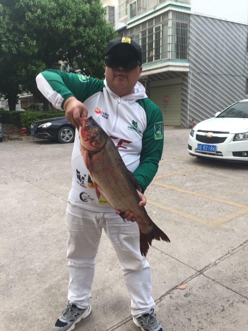 穿上节日盛装为祖国庆生,身穿战袍