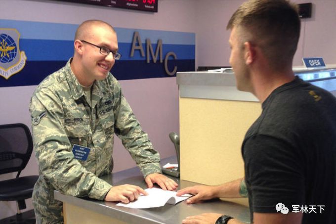 美军福利真多，官兵和家属可搭乘*用军**运输机，跟着装甲车去旅行，新冠病毒一来被迫暂停