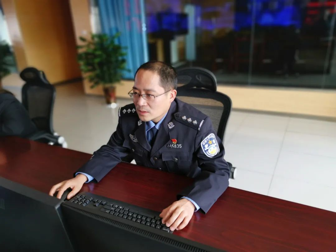 何武刚：勇毅笃行无私奉献，全心做公安科信“排头兵”