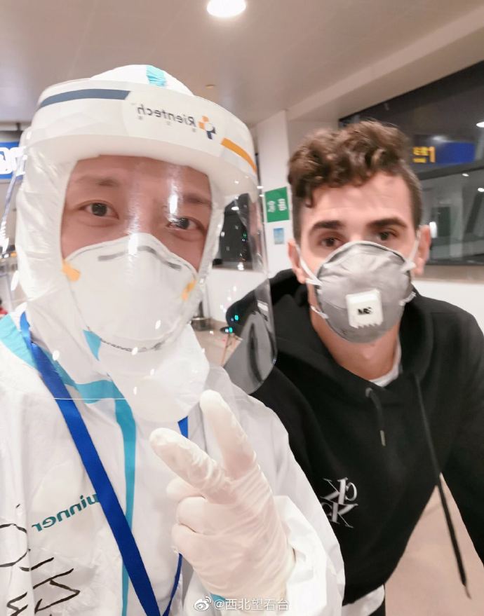 西北望看台:上港3外援包机归队,昨晚压哨抵达上海