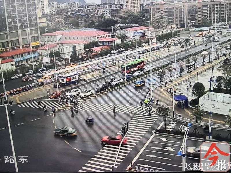 交警早高峰指挥交通,高峰期交警指挥走应急车道