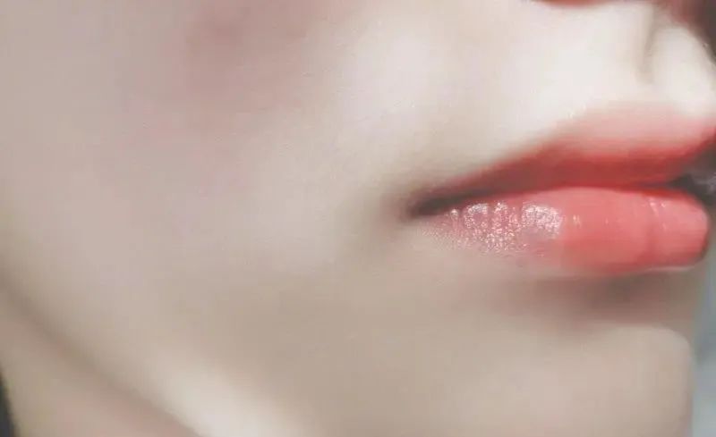 嘴唇干裂起皮等皮掉了涂唇膏,嘴唇干脱皮用什么唇部护理比较好?