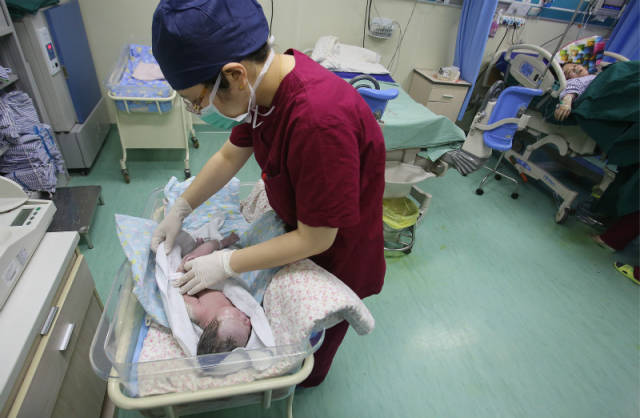 助产士新生命的诞生,助产士迎接新生儿图片