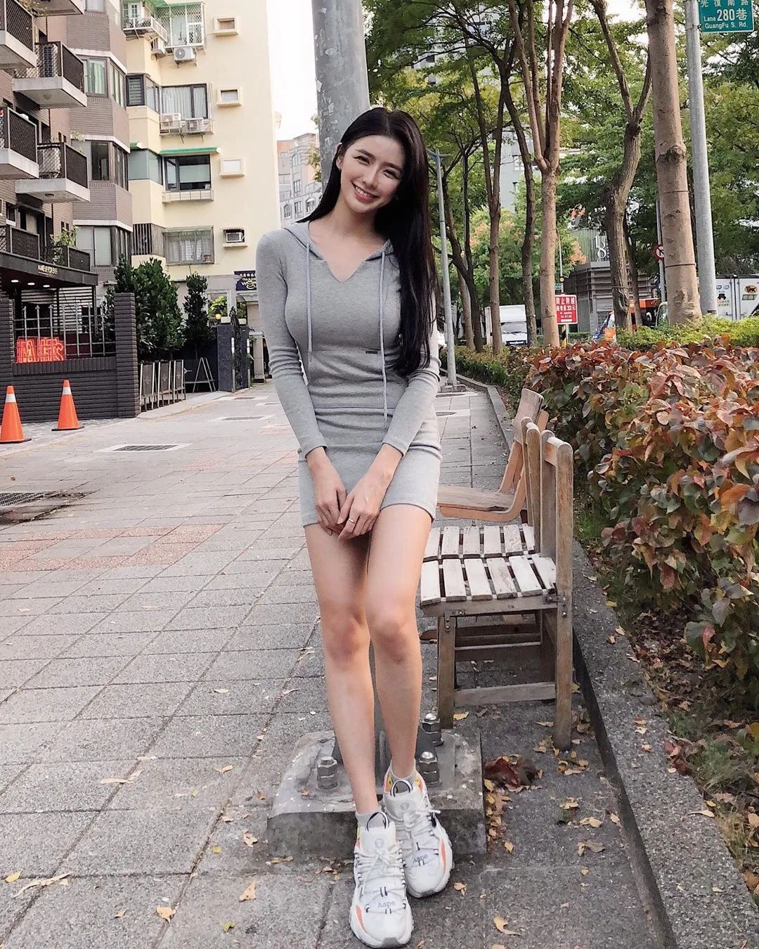 蔡徐坤穿权志龙鞋,蔡徐坤lisa虞书欣合照