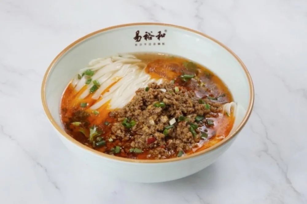 长沙米粉火热,长沙米粉排队30米