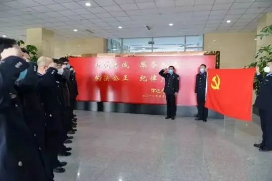 战疫他们用行动书写担当,抗疫一线他们含泪坚守