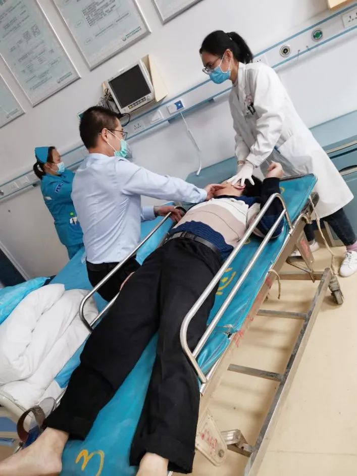 【帮扶故事】深中医支援广西隆林县医疗队员路边生死救援，成功抢救晕倒路人