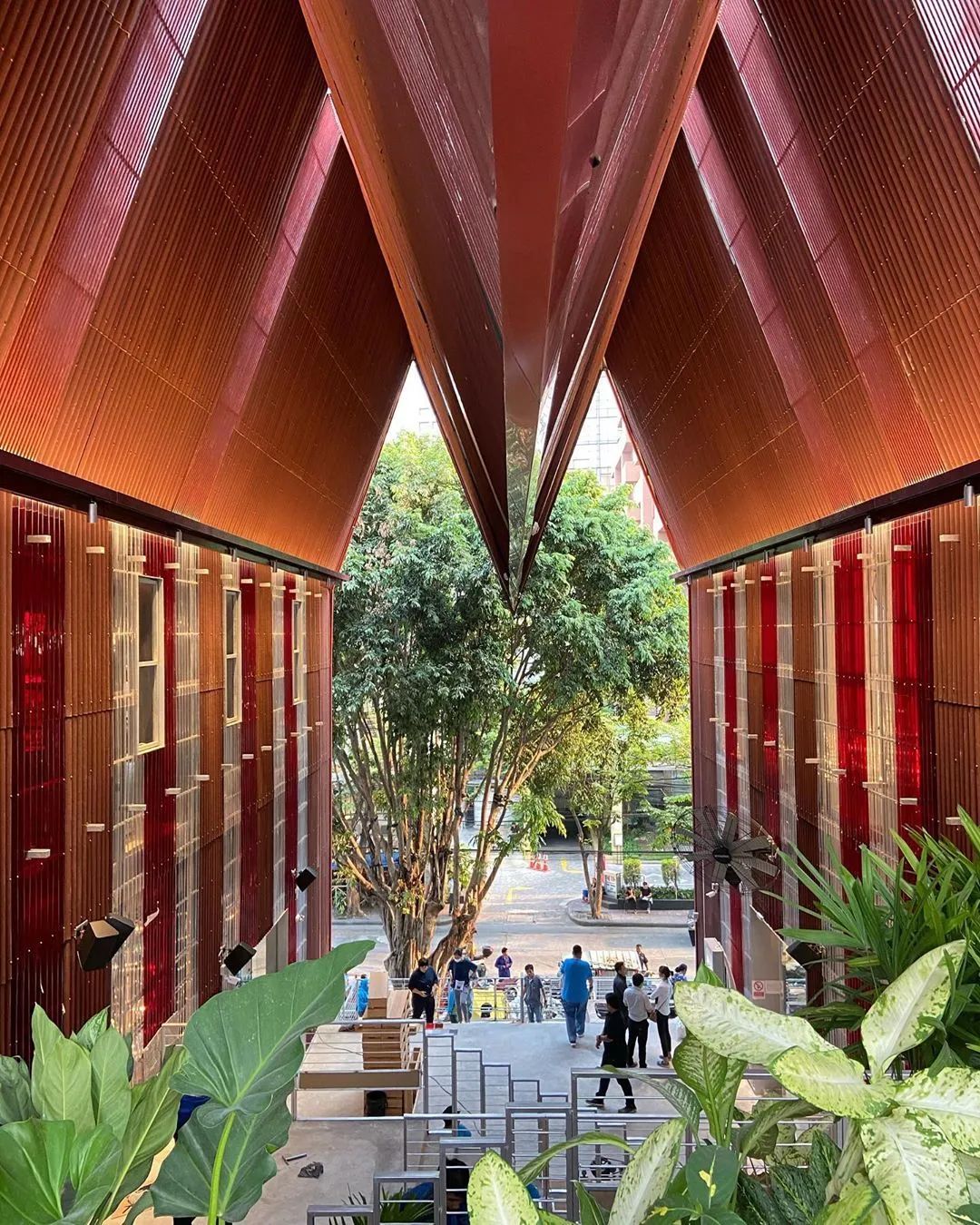 东京11层24小时餐饮娱乐楼、曼谷灵魂级社区商业、首尔梦幻级最美百货……这一季的全球网红“小商业”亮爆了