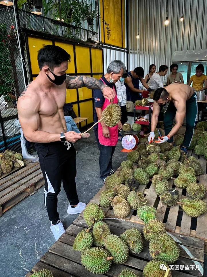 泰国健身教练赤膊卖榴莲走红,泰国健身教练榴莲