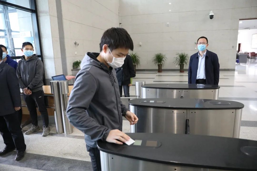 返校同学别担心！借书超期不收费，网络服务全天候