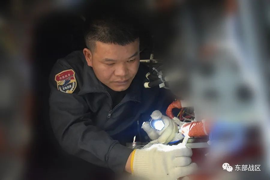 尖兵｜从农村娃到直升机“航电大拿”，“兵王”经历了什么？