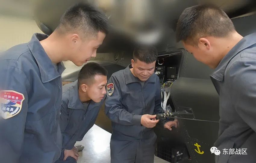 尖兵｜从农村娃到直升机“航电大拿”，“兵王”经历了什么？