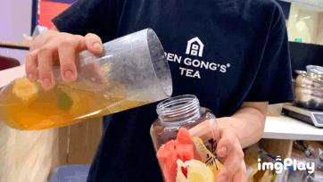 小鲁哥携手万小汇直播探店！小米手环、蒂佳婷面膜走到哪送到哪