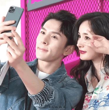 杨幂首次直播喜提五个热搜,杨幂新闻最新消息视频直播