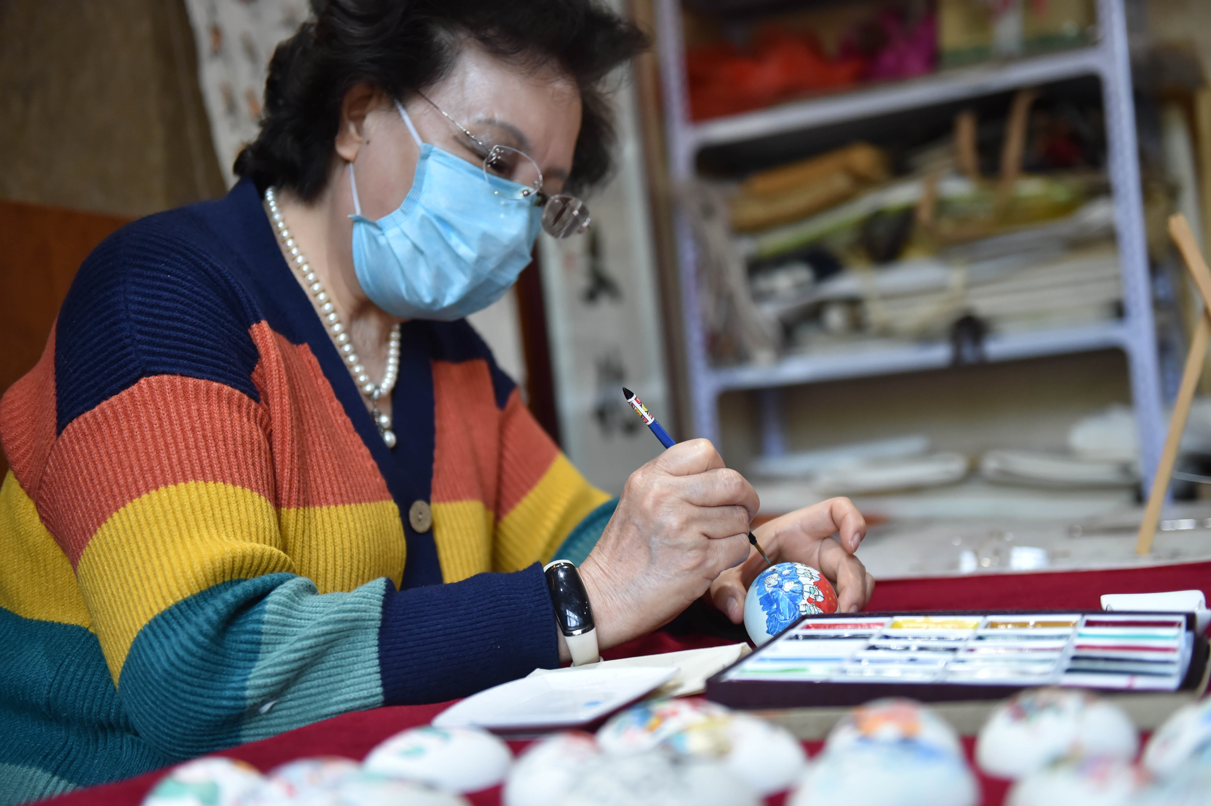 中国抗疫成功的绘画,艺术家为抗疫模范献上作品