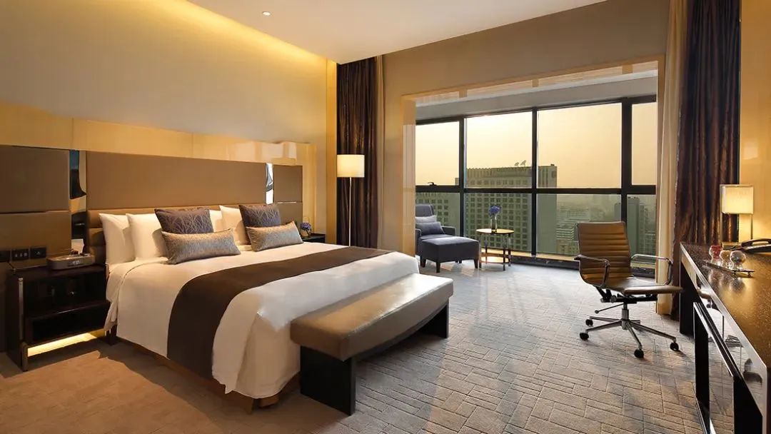 不热不堵人不多,城中开房度假难道不够爽吗?丨寻味