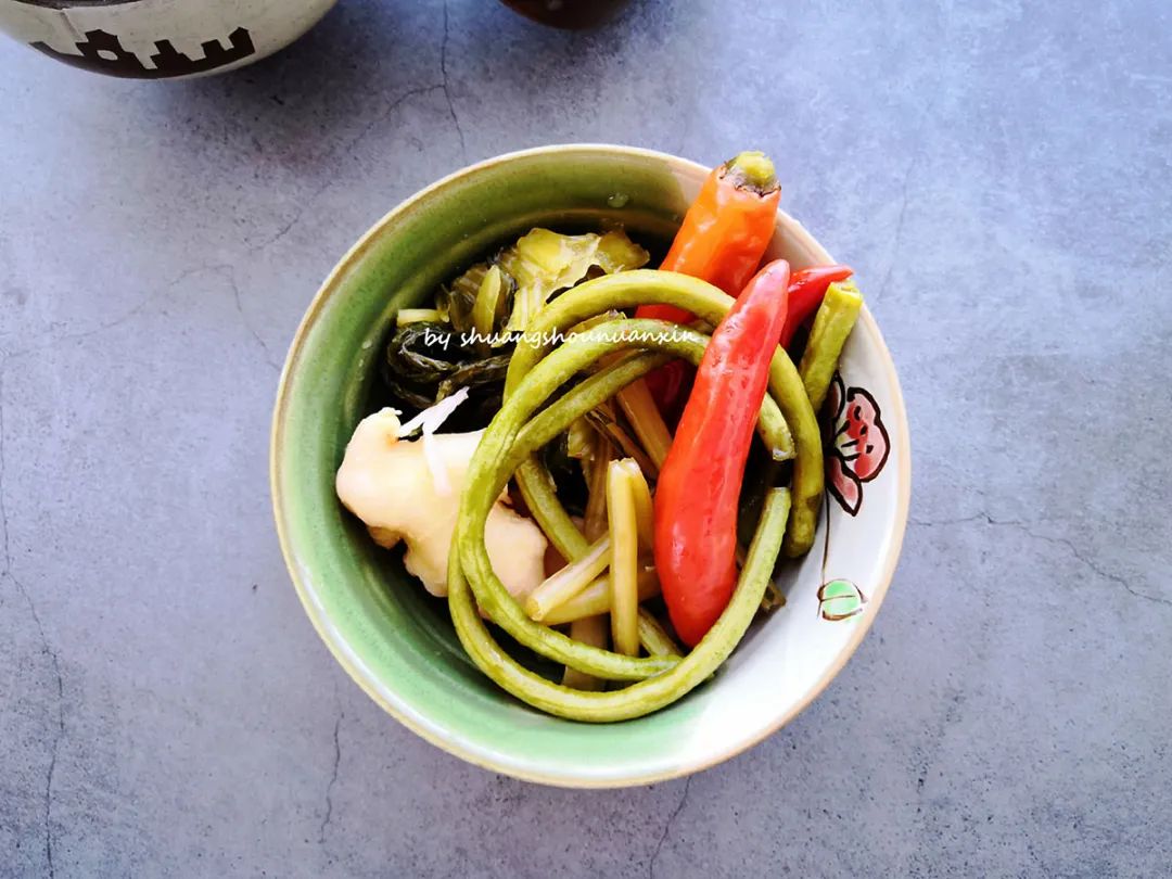 教大家做好吃爽口的四川泡菜，口感脆生，开胃解腻