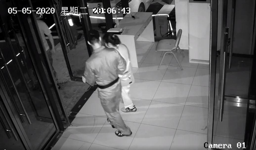 偶遇消防员坐车,消防救助迷路老人