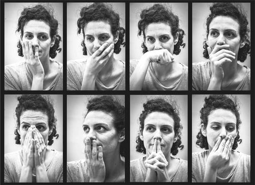 忍不住用手摸脸，其实就是想闻自己的味道