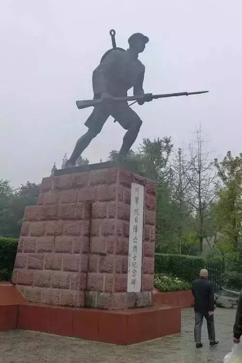 他曾位列中国富豪榜，如今却倾家荡产甘愿为“奴”……