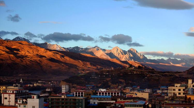 奋进甘孜小康之路丨致富有路脱贫有门甘孜县打造特色产业品牌