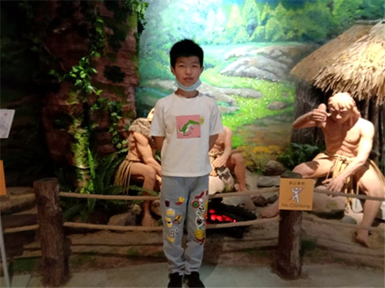 荥经县严道二小教育集团开展“赏绿色触金色敬红色”亲子研学活动